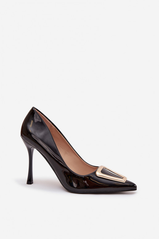 Zapatos de tacón negros con efecto charol y detalles dorados Paivelle
