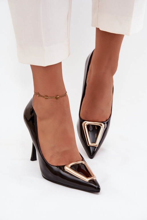 Zapatos de tacón negros con efecto charol y detalles dorados Paivelle