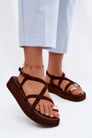 Sandalias con plataforma y detalles dorados en color chocolate Olmira 2