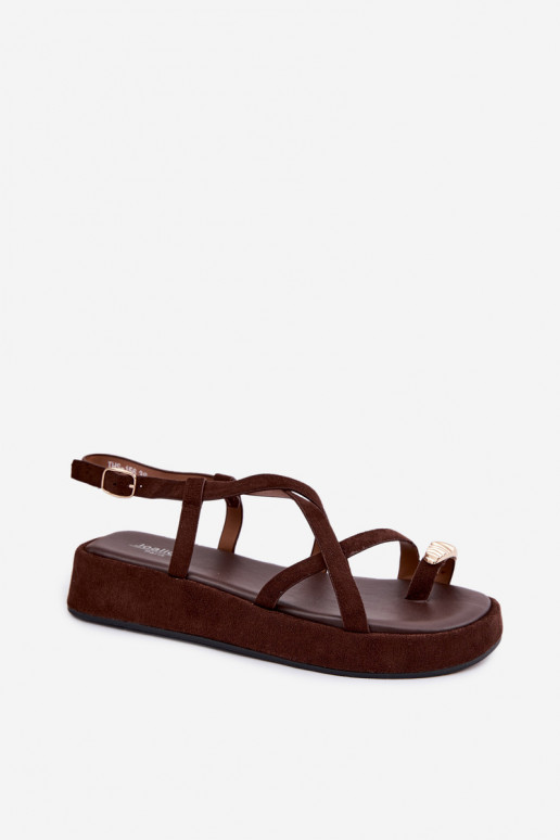 Sandalias con plataforma y detalles dorados en color chocolate Olmira