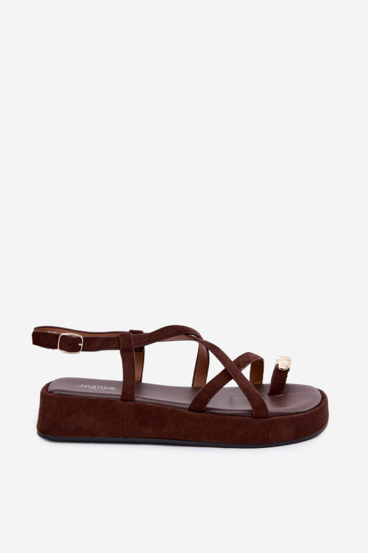 Sandalias con plataforma y detalles dorados en color chocolate Olmira