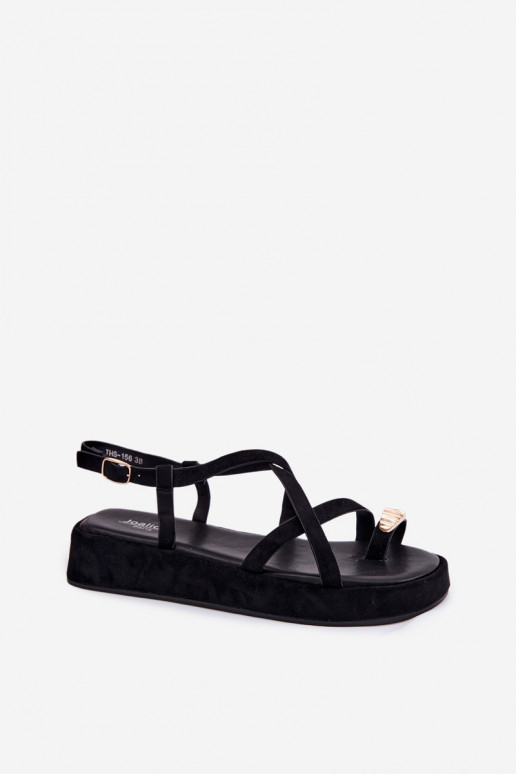 Sandalias con plataforma y detalles dorados en color negro Olmira