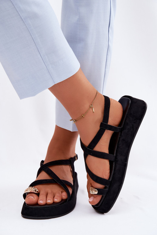 Sandalias con plataforma y detalles dorados en color negro Olmira