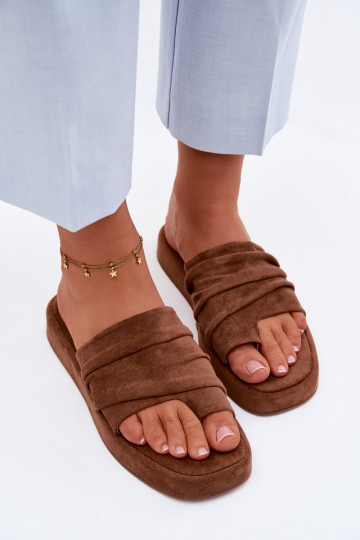 Zapatillas de mujer marrones con volantes Gelmira