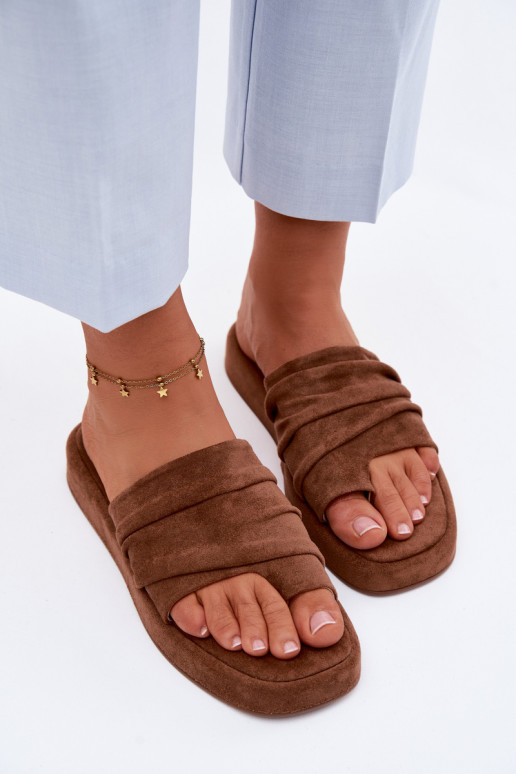 Zapatillas de mujer marrones con volantes Gelmira