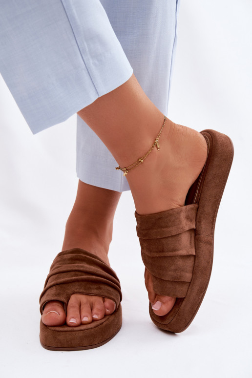 Zapatillas de mujer marrones con volantes Gelmira