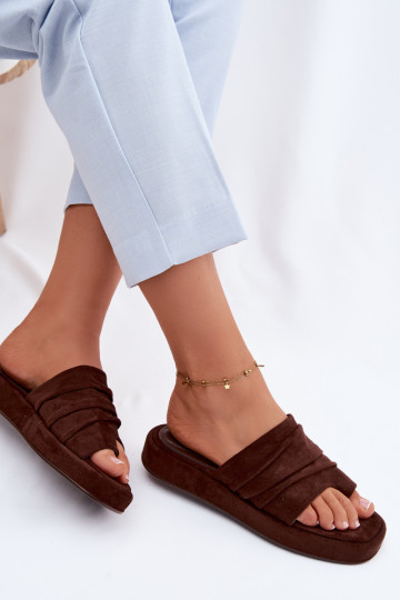 Zapatillas de mujer marrones con volantes Gelmira