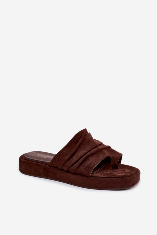 Zapatillas de mujer marrones con volantes Gelmira