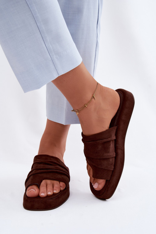 Zapatillas de mujer marrones con volantes Gelmira