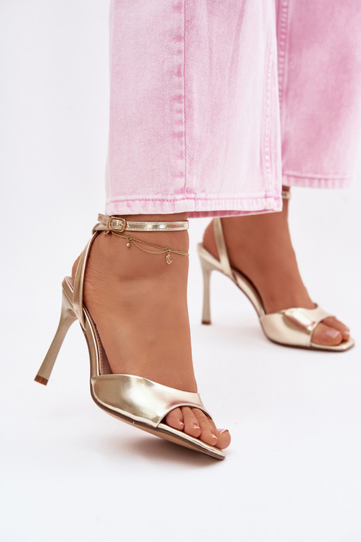 Sandalias doradas para mujer con tacones finos de cuero sintético Olissey