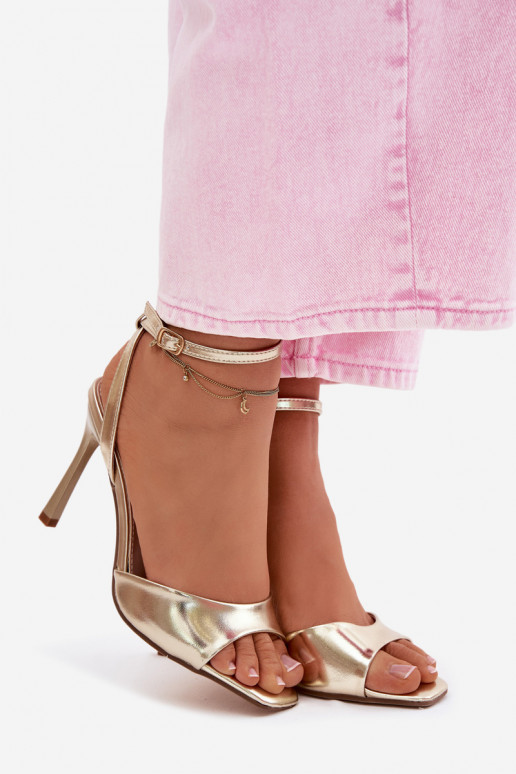 Sandalias de mujer con tacones finosImitacji Skóry color dorado Olissey