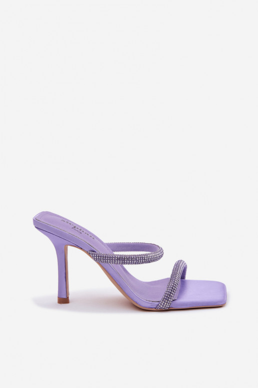 Zapatillas moradas con tacones finos adornadas con strass Vittoria
