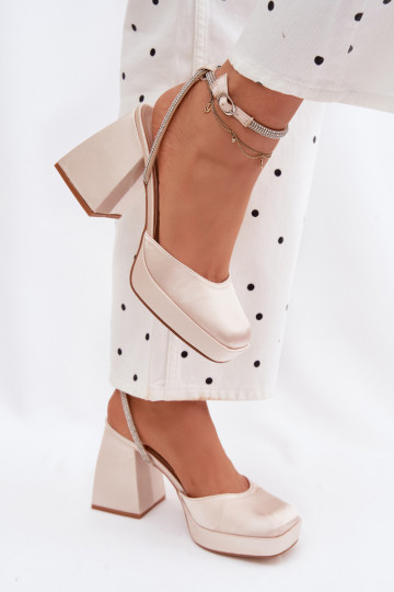 Sandalias doradas en tacones gruesos con tachuelas brillantes Seraphina