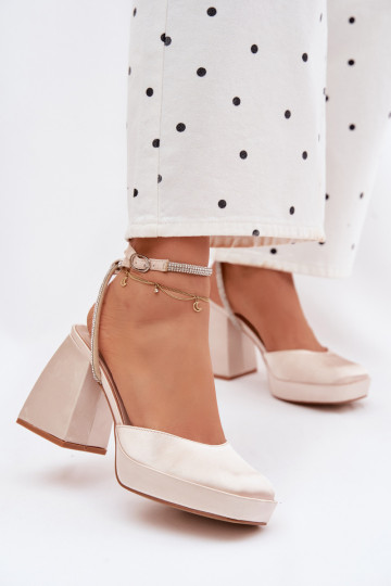 Sandalias doradas en tacones gruesos con tachuelas brillantes Seraphina 2
