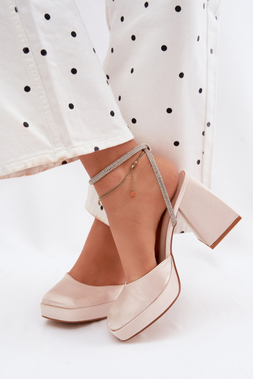 Sandalias doradas en tacones gruesos con tachuelas brillantes Seraphina