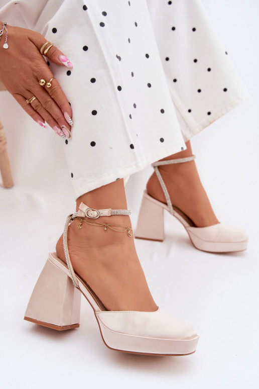 Sandalias doradas en tacones gruesos con tachuelas brillantes Seraphina