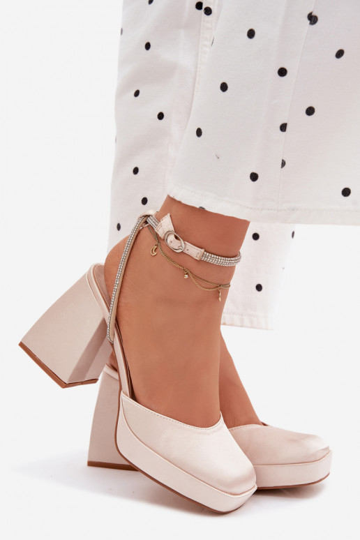 Sandalias doradas en tacones gruesos con tachuelas brillantes Seraphina