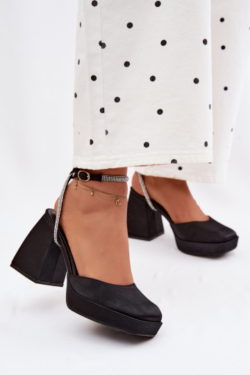 Sandalias negras en tacones gruesos con tachuelas brillantes Seraphina