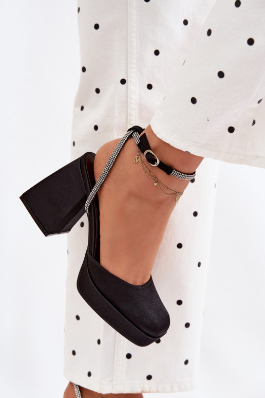 Sandalias negras en tacones gruesos con tachuelas brillantes Seraphina