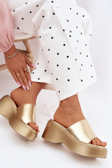 zapatillas de mujer con una plataforma color dorado Virelia