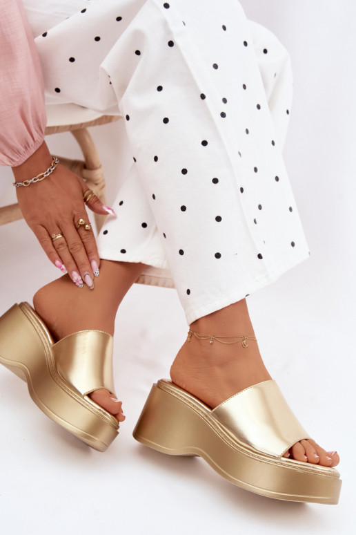 zapatillas de mujer con una plataforma color dorado Virelia