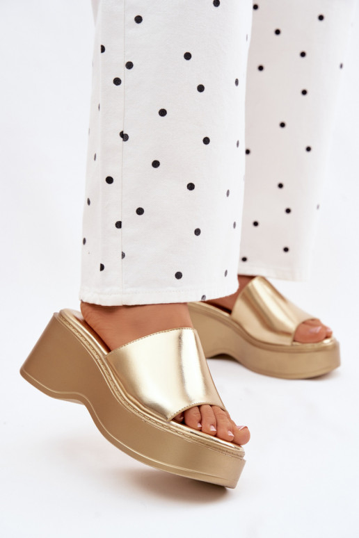 zapatillas de mujer con una plataforma color dorado Virelia
