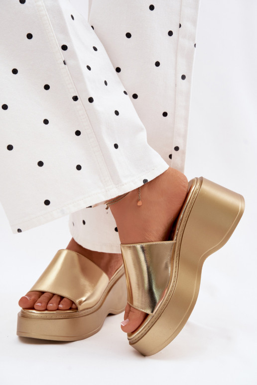 zapatillas de mujer con una plataforma color dorado Virelia