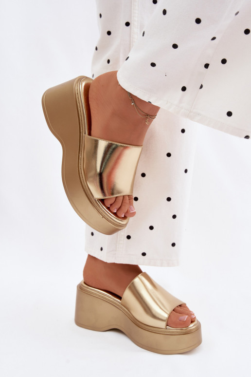 zapatillas de mujer con una plataforma color dorado Virelia