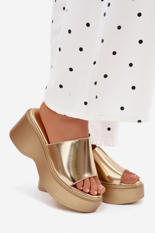 zapatillas de mujer con una plataforma color dorado Virelia