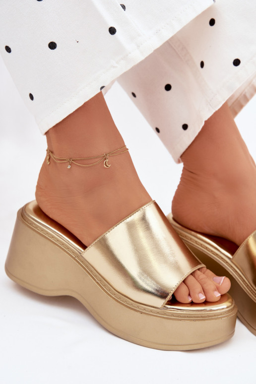 zapatillas de mujer con una plataforma color dorado Virelia