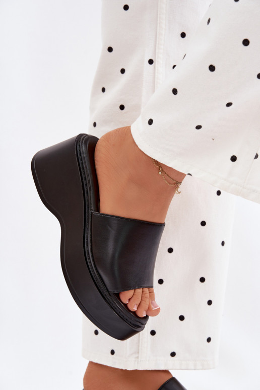 zapatillas de mujer con una plataforma de color negro Virelia