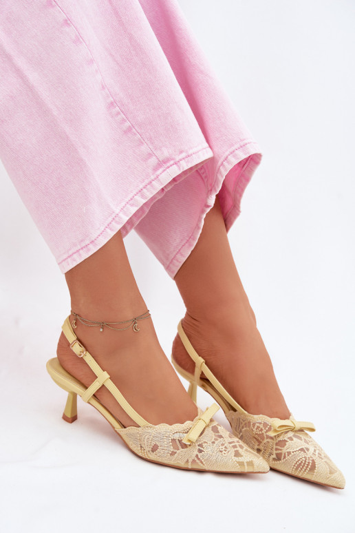 Sandalias con cordones Femenino Activado obcasie con cintas color amarillo Tiene queribelle