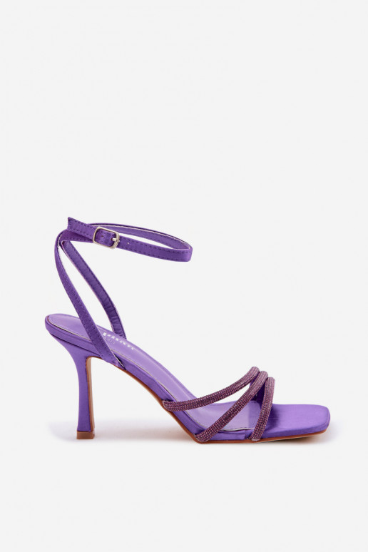 Sandalias moradas para mujer con tacones finos y tachuelas brillantes Chiara