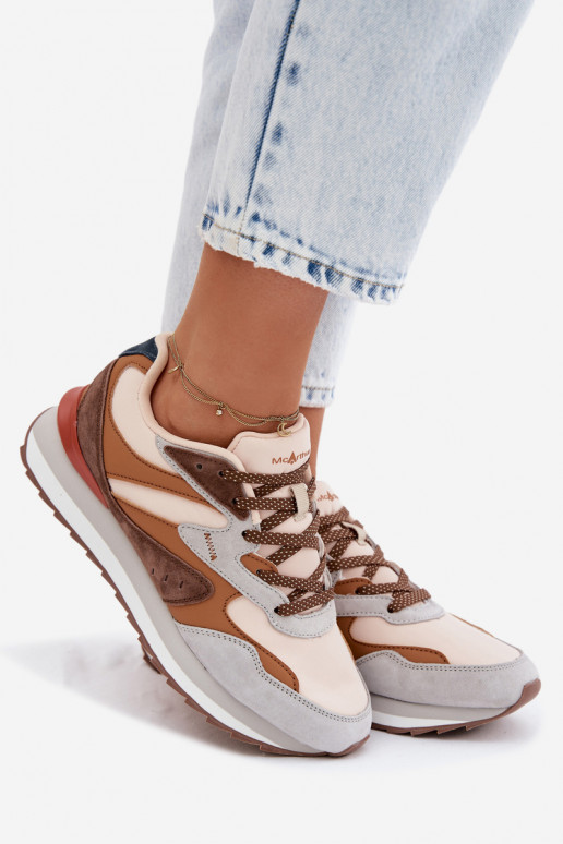 Zapatillas modelo zapatos. Femenino de gamuza McArthur MA253EN color marrón