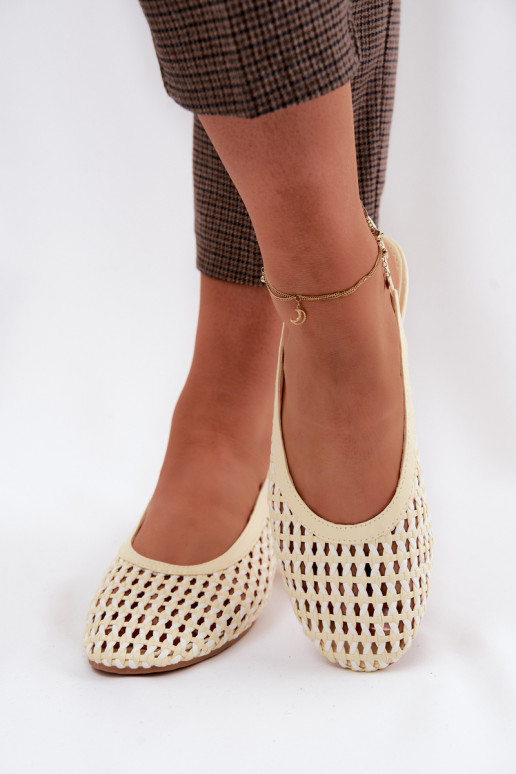 Sandalias de mujer con elementos calados color amarillo Selviora