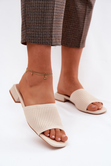 Zapatillas de mujer color marfil con tacones anchos Belissea