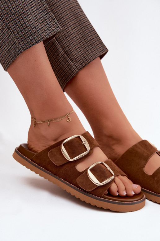 Zapatillas de mujer doradas con hebillas de ante sintético en color marrón Averia