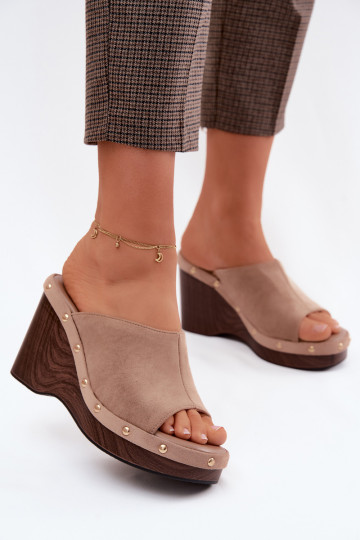 Zapatillas de mujer con plataforma de ante sintético y tachuelas doradas en color arena Norvia