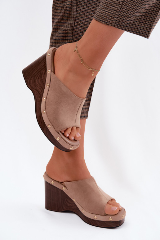 zapatillas de mujer con una plataformaImitacji de gamuzau color dorado con remaches beige Norvia