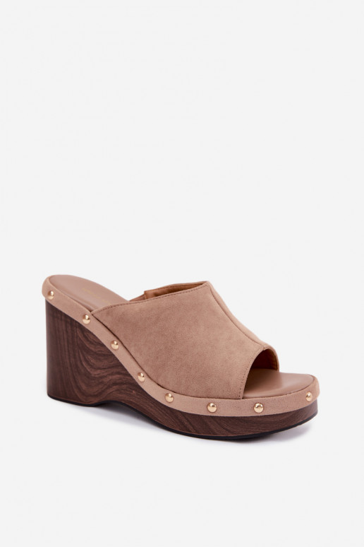 Zapatillas de mujer con plataforma de ante sintético y tachuelas doradas en color arena Norvia