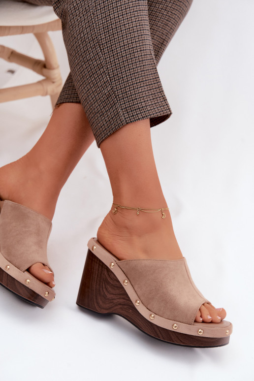 Zapatillas de mujer con plataforma de ante sintético y tachuelas doradas en color arena Norvia