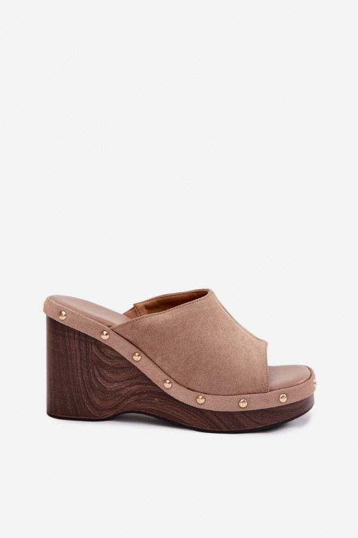 Zapatillas de mujer con plataforma de ante sintético y tachuelas doradas en color arena Norvia