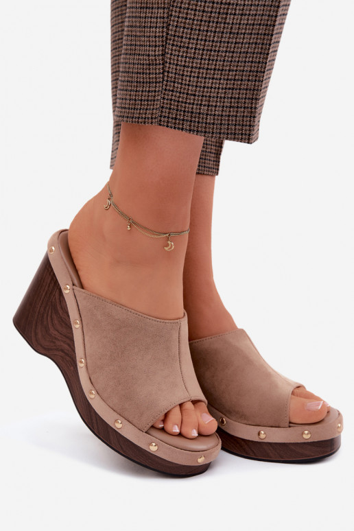 Zapatillas de mujer con plataforma de ante sintético y tachuelas doradas en color arena Norvia