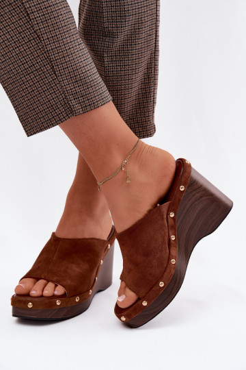 Zapatillas de mujer con plataforma de ante sintético y tachuelas doradas en color marrón Norvia