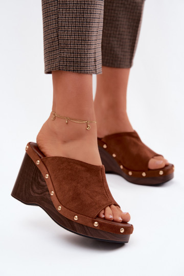 Zapatillas de mujer con plataforma de ante sintético y tachuelas doradas en color marrón Norvia 2