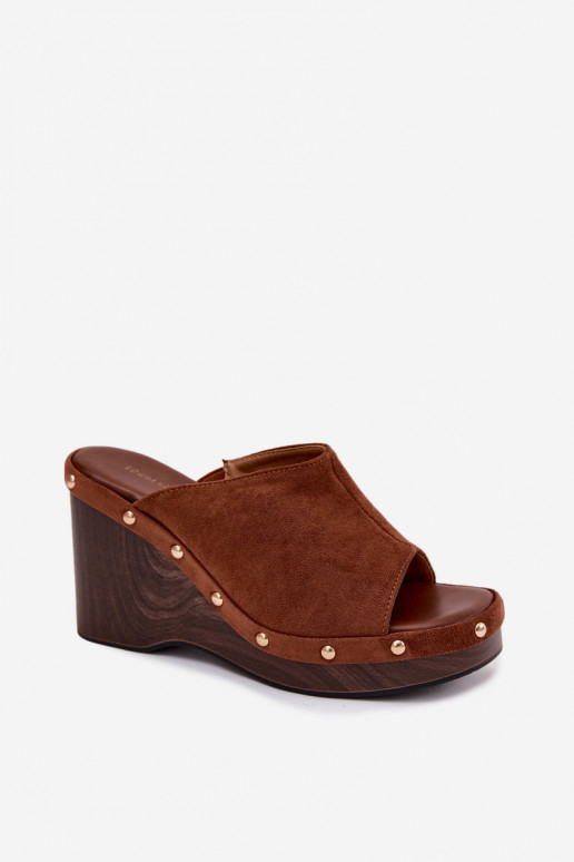 Zapatillas de mujer con plataforma de ante sintético y tachuelas doradas en color marrón Norvia