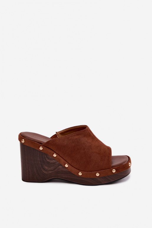 Zapatillas de mujer con plataforma de ante sintético y tachuelas doradas en color marrón Norvia