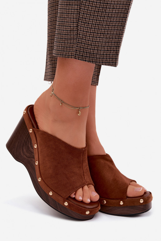 Zapatillas de mujer con plataforma de ante sintético y tachuelas doradas en color marrón Norvia