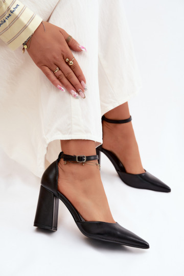 Zapatos de tacón de cuero sintético en color negro Selvra