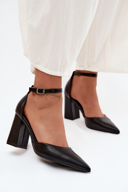 Zapatos de tacón de cuero sintético en color negro Selvra